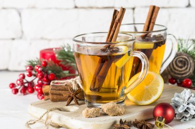 Noel sıcak çay limon, baharatlar ve dekorasyon