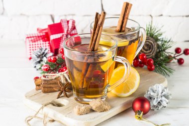 Noel sıcak çay limon, baharatlar ve dekorasyon