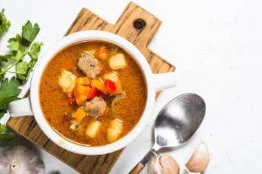 Beyaz taş masa manzaralı gulaş çorbası.. 