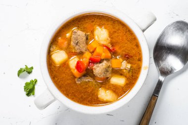 Beyaz taş masa manzaralı gulaş çorbası.. 