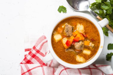 Beyaz taş masa manzaralı gulaş çorbası.. 