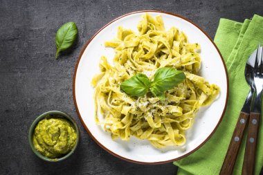 Tagliatelle makarna pesto sos ve parmesan ile.