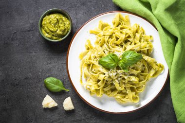 Tagliatelle makarna pesto sos ve parmesan ile.