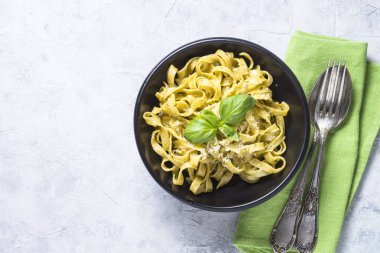 Tagliatelle makarna pesto sos ve parmesan ile.