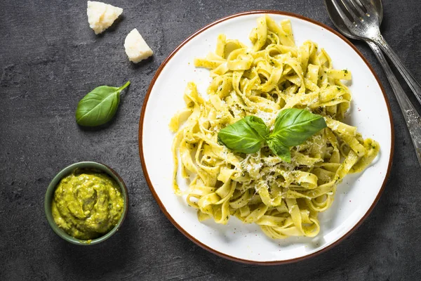 Tagliatelle Nudeln mit Pesto-Sauce und Parmesan. — Stockfoto