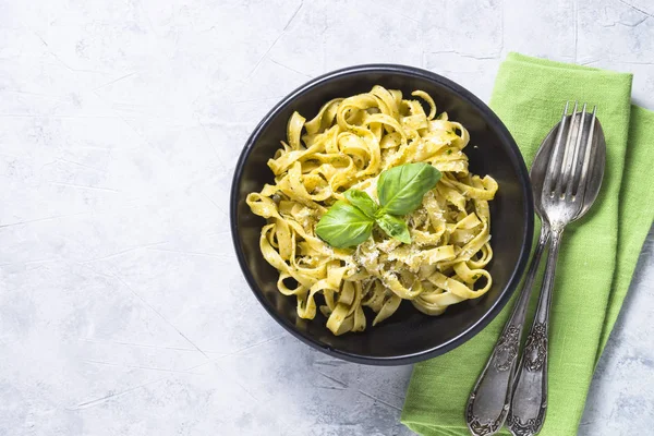 Tagliatelle Nudeln mit Pesto-Sauce und Parmesan. — Stockfoto