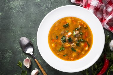 Masanın üzerinde geleneksel Macar gulaş çorbası.