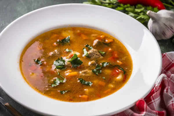 Sup goulash tradisional Hungaria di atas meja . — Stok Foto