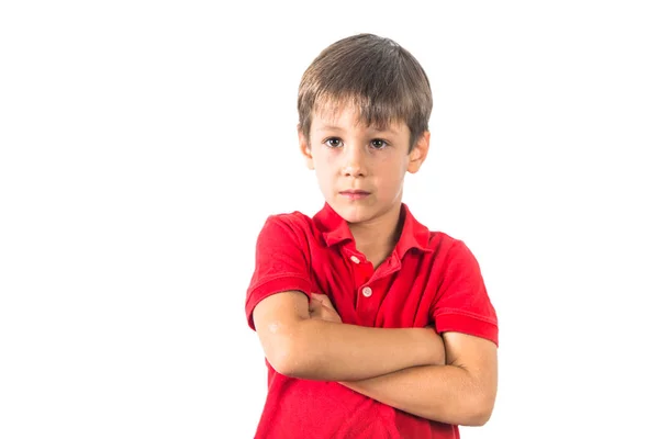 Enfant caucasien garçon en t-shirt rouge regard sérieux à la caméra sur — Photo