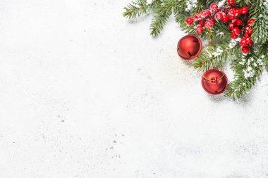 Noel arkaplanı köknar ağacı ve beyaz sırtlı süslemeler