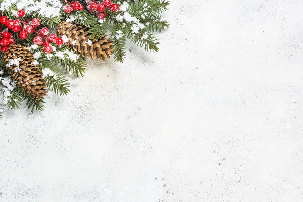 Sfondo natalizio con abete e decorazioni su fondo bianco — Foto Stock