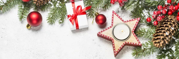 Рождественский фон с елкой, свечами и украшениями на Wh — стоковое фото