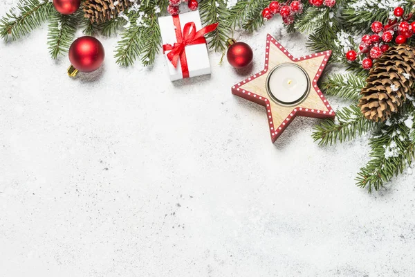 Boże Narodzenie tło z jodły, świeca i dekoracje na wh — Zdjęcie stockowe