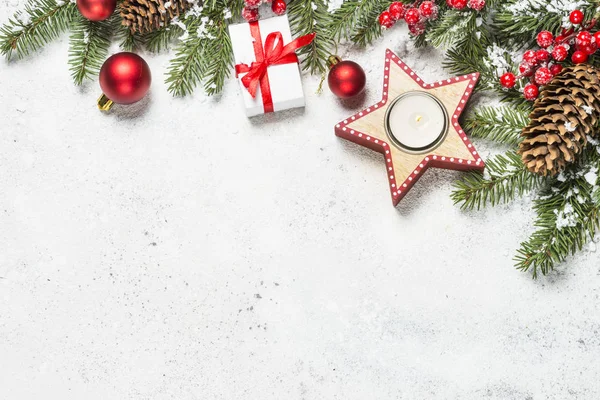 Noel arkaplanı köknar ağacı, mum ve süslemeler.