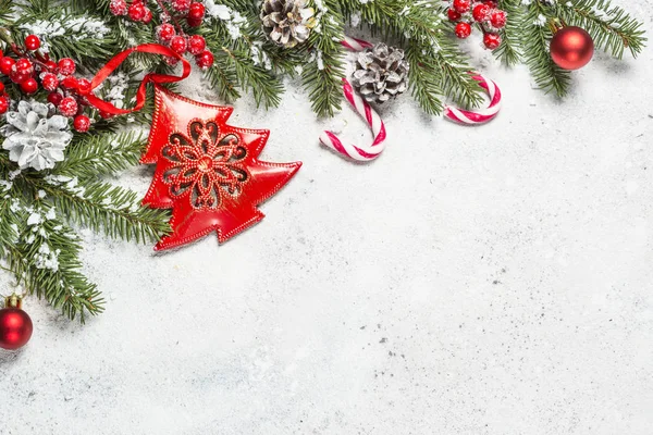 Fondo de Navidad con abeto y decoraciones en espalda blanca — Foto de Stock