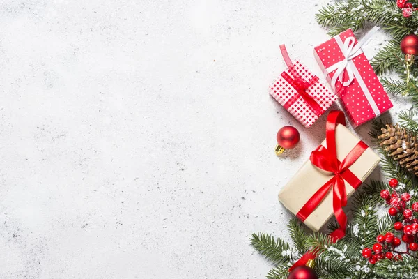 Karácsonyi háttér fenyő, gyertya és dekorációk wh — Stock Fotó