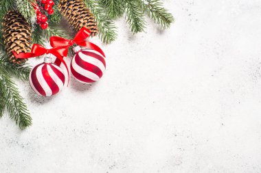 Çam ağacı, kırmızı topları ve süslemeleri üzerinde Noel arka plan