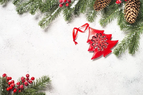 クリスマスの背景にモミの木、白い背景がある円錐 — ストック写真