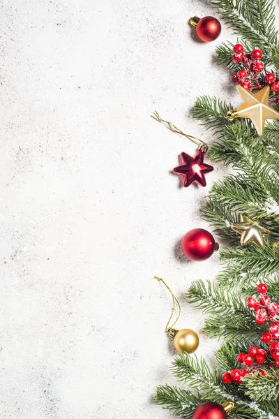 Boże Narodzenie tło z jodły, pudełko prezentowe i dekoracje — Zdjęcie stockowe