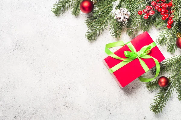 Çam ağacı, mevcut kutusu ve süslemeleri beyaz arka plan üzerinde Noel arka plan. — Stok fotoğraf