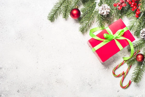 Karácsonyi háttér fenyő, jelenlegi doboz és dekorációk — Stock Fotó