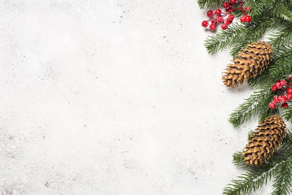モミ ツリー ブランチ、赤い装飾クリスマスの背景 — ストック写真