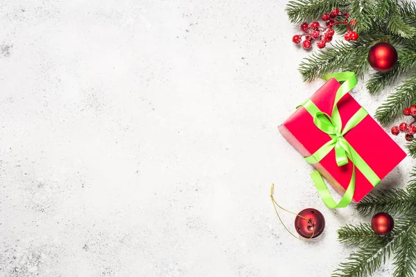 Fondo de Navidad con abeto, caja de regalo roja y decorati — Foto de Stock