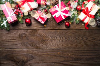 Noel hediye ve süslemeleri ile arka plan.