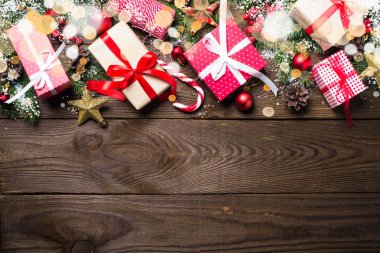 Noel hediye ve süslemeleri ile arka plan.