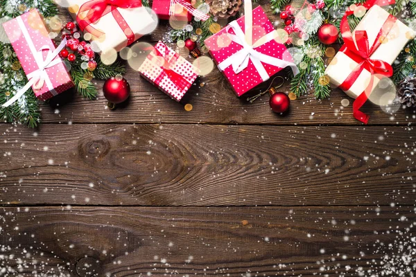 Noel hediye ve süslemeleri ile arka plan.