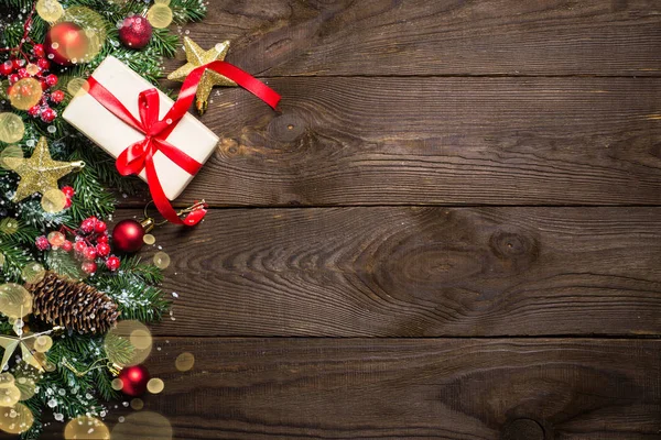 Fondo de Navidad con presente y decoraciones . — Foto de Stock