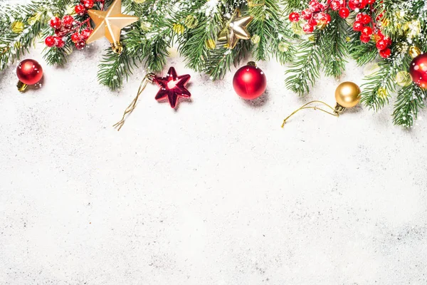 モミの木、現在のボックスと装飾とクリスマスの背景 — ストック写真