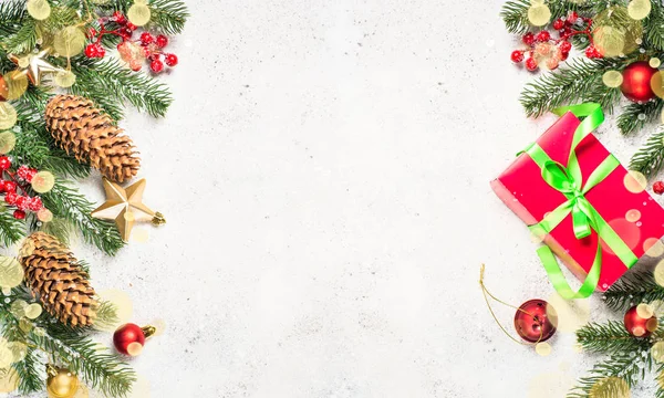 Jul bakgrund med gran, presentask och dekorationer — Stockfoto