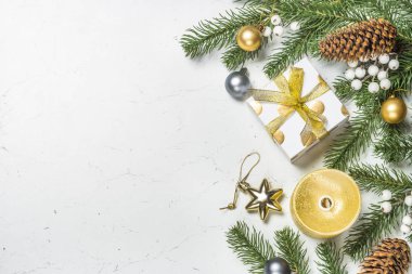 Altın hediye kutusu ve wh üzerinde süslemeleri Noel arka plan