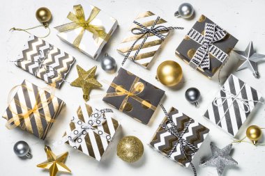 Altın ve siyah Noel arka plan mevcut kutusu.