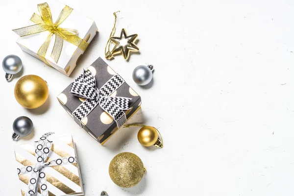 Altın hediye kutusu ve süslemeleri Noel arka plan. — Stok fotoğraf