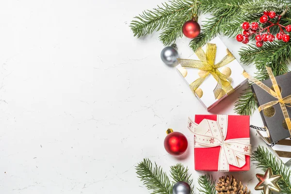 Fondo de Navidad con caja actual y decoraciones . — Foto de Stock