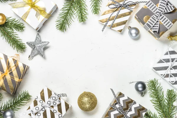 Noel arka plan ile altın hediye kutusu ve süslemeleri üst v — Stok fotoğraf