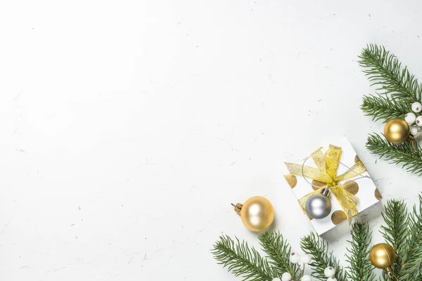 Kerstmis achtergrond goud aanwezig vak en decoratie op wit. — Stockfoto