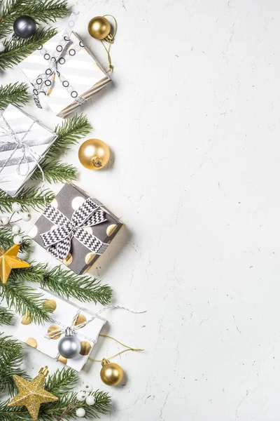Altın ve beyaz Noel arka plan mevcut kutusu ve decorat — Stok fotoğraf