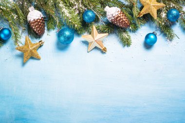 Kerstmis op blauwe achtergrond.