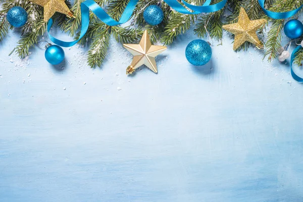 Weihnachten Hintergrunddekoration auf blau. — Stockfoto