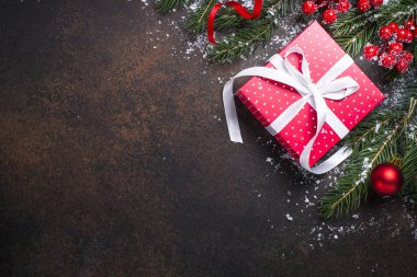 Koyu arka plan üzerinde kırmızı Noel hediyesi kutu.