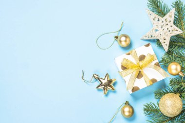 Noel flatlay arka plan - bl üzerinde gümüş ve altın süslemeleri