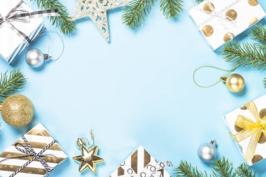 Noel flatlay arka plan - bl üzerinde gümüş ve altın süslemeleri