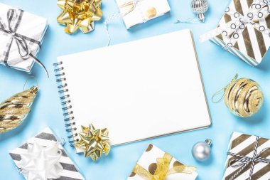 Noel flatlay arka plan - bl üzerinde gümüş ve altın süslemeleri