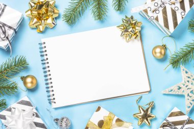 Noel flatlay arka plan - bl üzerinde gümüş ve altın süslemeleri