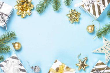 Noel flatlay arka plan - bl üzerinde gümüş ve altın süslemeleri