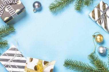 Noel flatlay arka plan - bl üzerinde gümüş ve altın süslemeleri