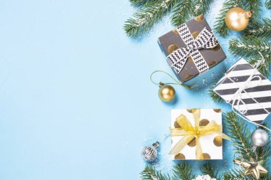 Noel flatlay arka plan - mevcut kutusu ve süslemeleri bl üzerinde